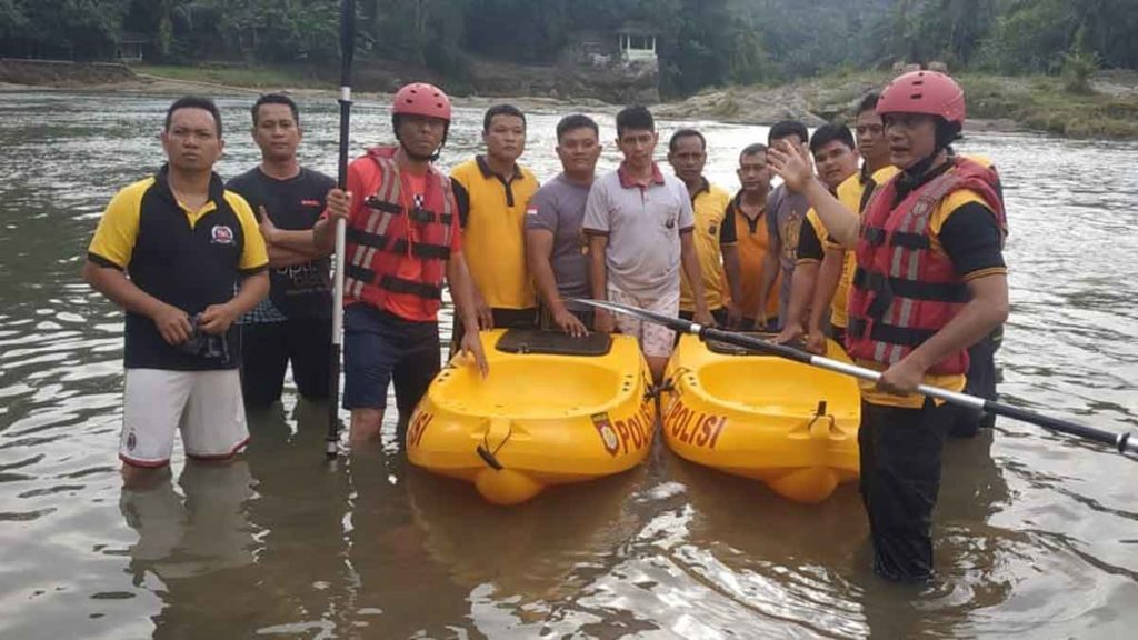 PELATIHAN: Polres Tebingtinggi menjalani pelatihan mendayung skoci di Batu Nonggol Desa Bulu Duri, Kabupaten Serdangbedagai, Sabtu (11/1).