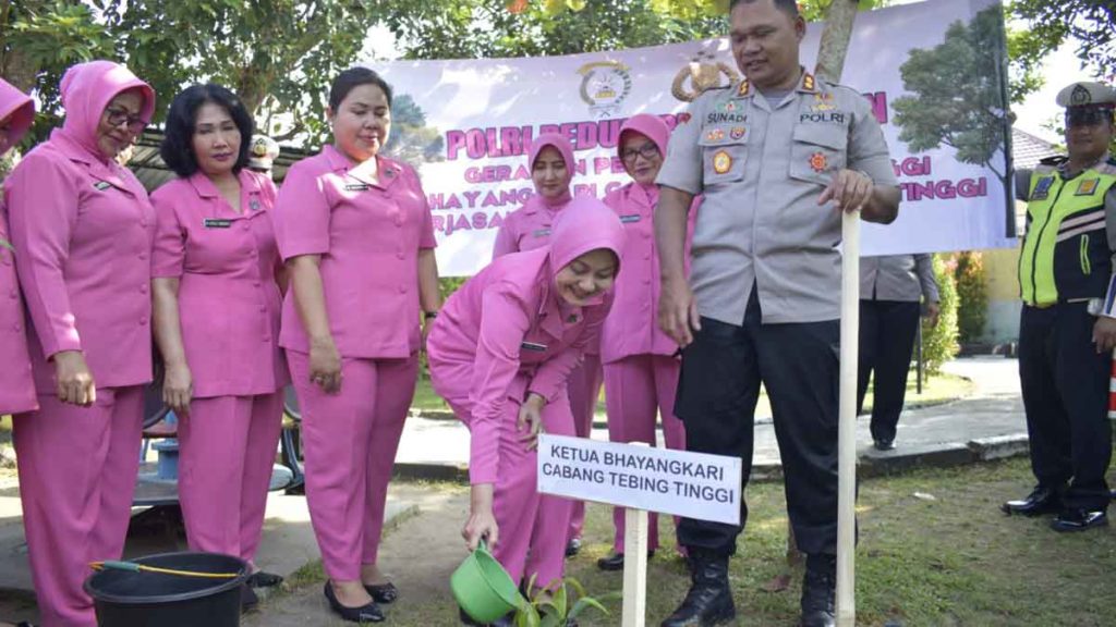 TANAM pohon: Kapolres Tebingtinggi AKBP Sunadi bersama Ketua Bhayangkari Mamik Sunadi ketika menanam pohon produktif.
sopian/sumut pos
