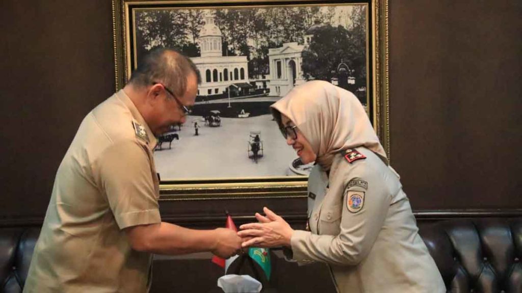 BERSALAMAN: Plt Wali Kota Medan, Ir H Akhyar Nasution MSi bersalaman dengan Kepala BPN Kota Medan Sri Puspita Dewi. 