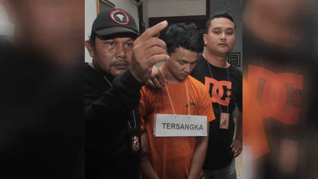 TERSANGKA: Reza Fahlevi, tersangka pembunuhan Hakim PN Medan, Jamalludin saat rekonstruksi di The Coffe Town, Jalan Ngumban Surbakti Medan.
Triadi Wibowo/Sumut Pos