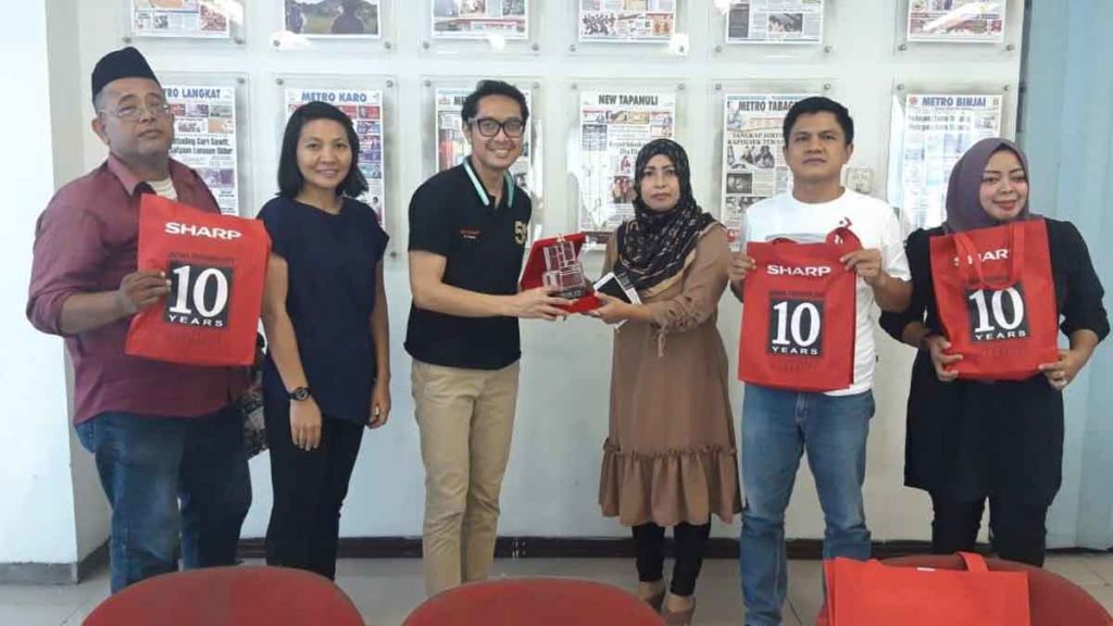 KUNJUNGAN : Senior PR & Brand Communication Manager PT SHARP Electronics Indonesia Pandu Setio  (empat dari kanan) didampingi perwakilan SHARP Medan Merry saat berkunjung ke Harian Sumut Pos.