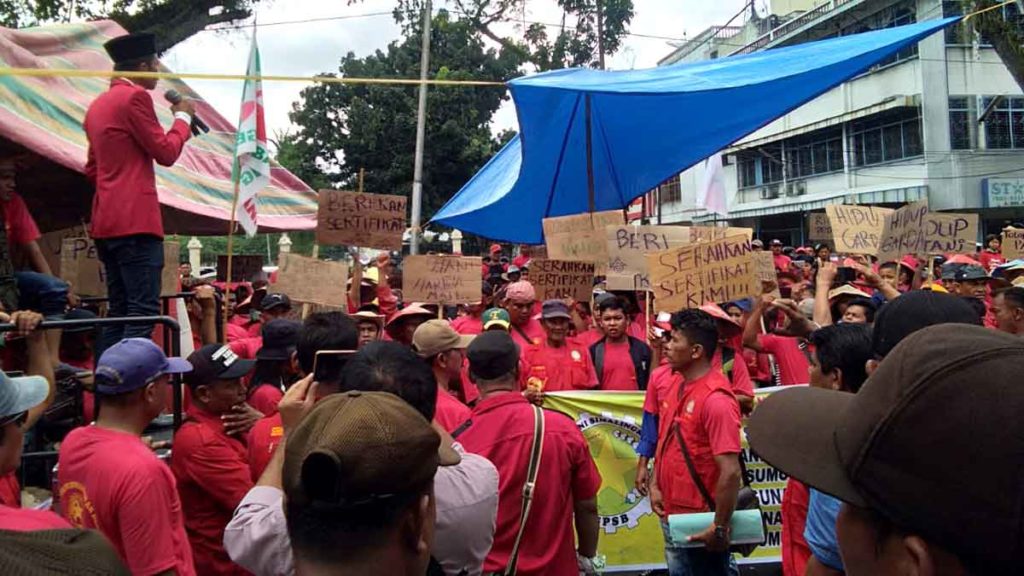 BERORASI: Masyarakat petani yang tergabung dalam SPSB berorasi di depan kantor BPN Sumut, Jalan  Brigjend Katamso Medan, Rabu (8/1) siang. 
PRAN HASIBUAN/SUMUT POS