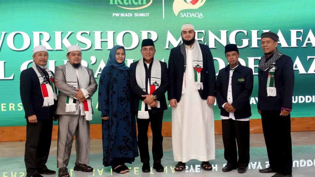 FOTO BERSAMA: Gubsu Edy Rahmayadi beserta istri foto bersama Syaikh DR Luay Saadudin dari palestina dan pengurus IKADI Sumut di sela workshop, Sabtu (18/1).
istimewa/sumut pos