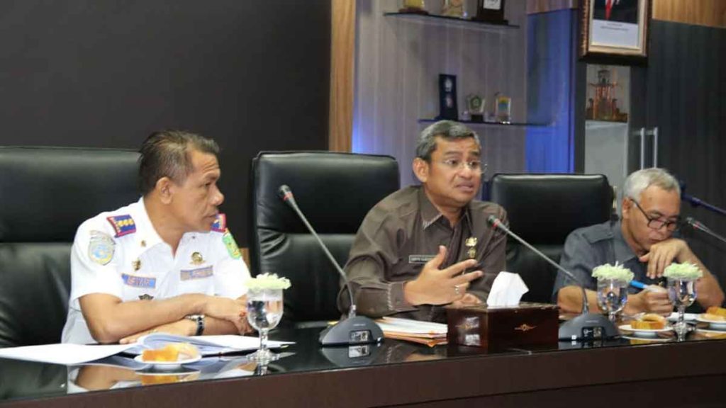 RAPAT: Sekda Kota Medan,  Ir Wiriya Alrahman MM memimpin Rapat Pembahasan  Perwal Tentang Penyelenggaraan Parkir Umum Kota Medan.
markus/sumut pos