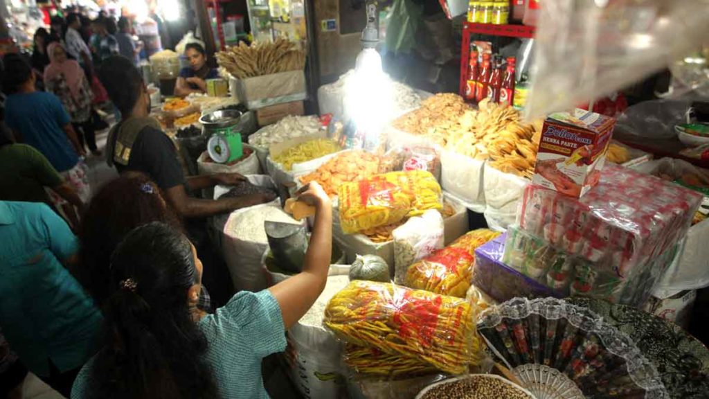 PADAT: Pembeli saat bertransaksi dengan pedagang bahan sembako di Pusat Pasar Medan, beberapa waktu yang lalu. 