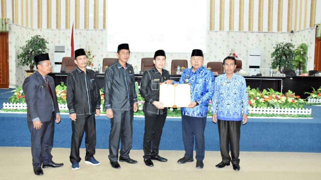 RANPERDA: Bupati Ir Soekirman menerima Ranperda dari ketua DPRD Sergai dr. Riski Ramadhan Hasibuan dalam sidang rapat paripurna DPRD Sergai, Jumat (17/1).
