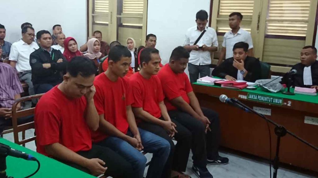 TERDAKWA: Empat terdakwa kasus pencurian uang Pemprovsu menjalani sidang perdana di PN Medan, Senin (27/1). Agusman/sumut pos
