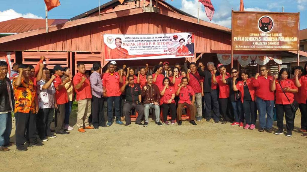 DIABADIKAN: Anggota DPR RI Komisi XI, Sihar Sitorus diabadikan bersama para kader PDIP di Posko PDIP Samosir, Jalan Putri Lopian, Kabupaten Samosir, Selasa(7/1).