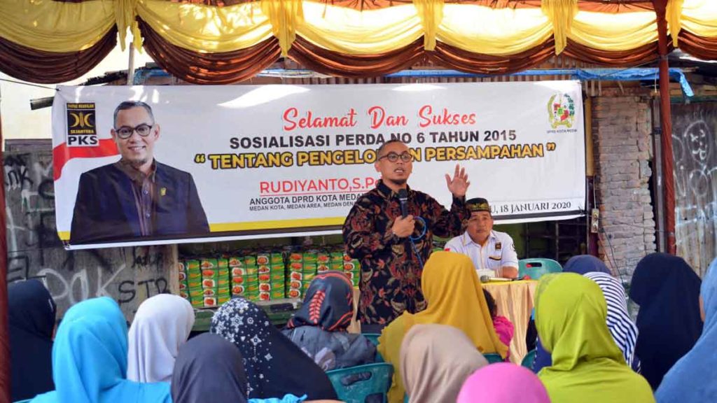 Sosialisasi: Anggota DPRD Medan, Rudiyanto Simangunsong saat Sosialisasi Perda No.6 Tahun 2015 tentang Pengelolaan Persampahan.
istimewa/sumut pos