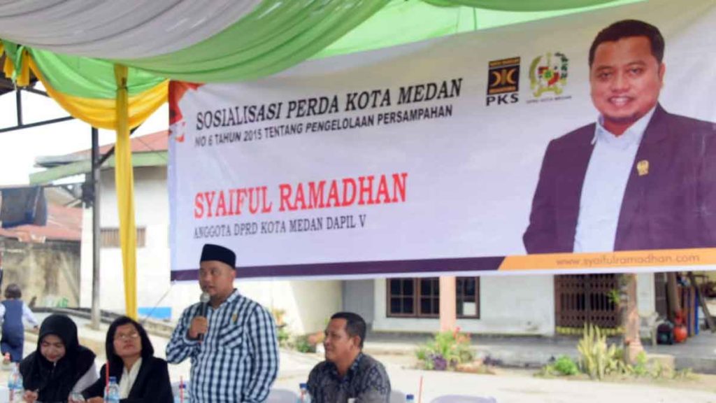 SOSIALISASI: Anggota DPRD Medan, Syaiful Ramadhan saat sosialisasi Perda Pengelolaan Sampah.
markus/sumut pos