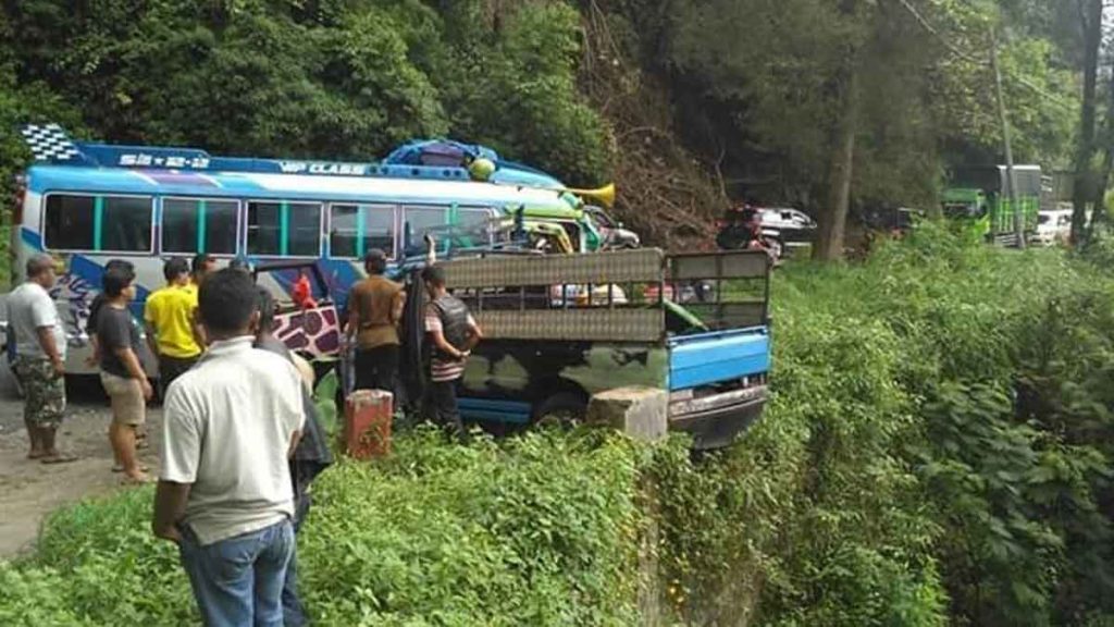 NYARIS: Mobil Mitsubishi L 300 nyaris jatuh kejurang setelah tabrakan dengan bus Sutara. 