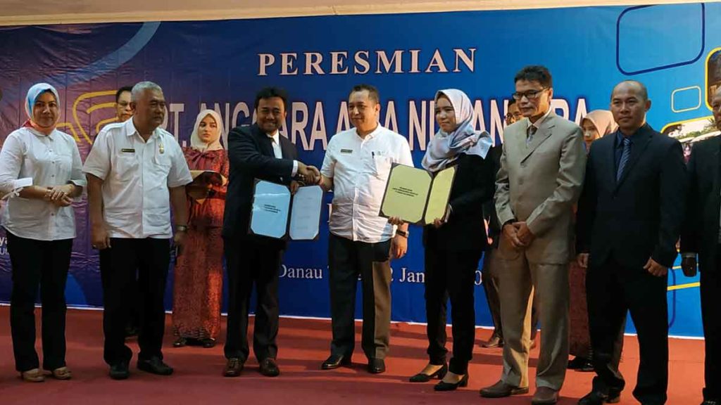 MoU: Direktur PT Anggara Aira Nusantara, Sri Bulan, Pemilik Agensi Pekerjaan Mepro Sdn Berhad Malaysia, Datuk H Abdullah menunjukkan hasil penandatanganan MoU.