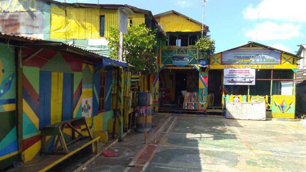 WARNA WARNI:
Rumah masyarakat di Kampung Nelayan Medan Belawan kini berwarna warni.