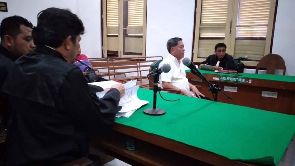 DIJERAT: Tansri Chandra alias Tan Ben Chong, terdakwa kasus pencemaran nama baik menjalani sidang dakwaan, Rabu (8/1).
AGUSMAN/sumut pos