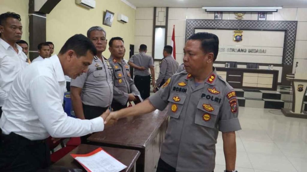 BERI SALAM: Kapolres Sergai, AKBP Robin Simatupang SH, MH usai gelar rakor bersama personel sejajaran, Senin (6/1).
surya/sumut pos