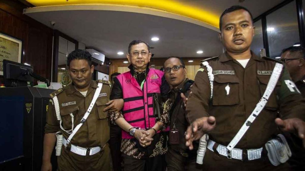 DITAHAN: Mantan Dirut PT Asuransi Jiwasraya, Hendrisman Rahim saat digelandang petugas Kejagung untuk ditahan.