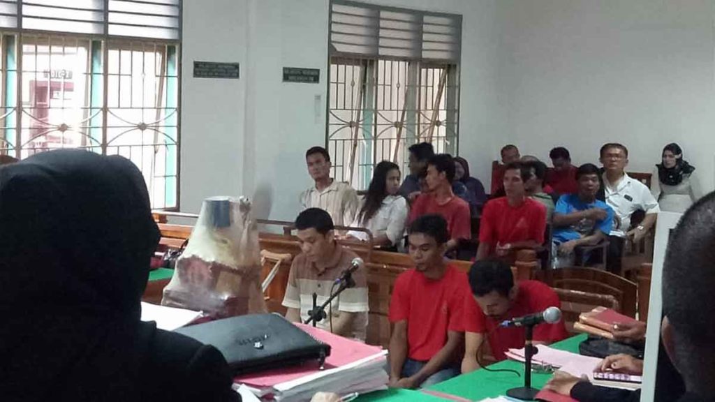 DIHUKUM: Tiga terdakwa kurir ganja selamat dari ancaman hukuman mati dan divonis hukuman seumur hidup pada sidang putusan di PN Medan, Selasa (28/1).
