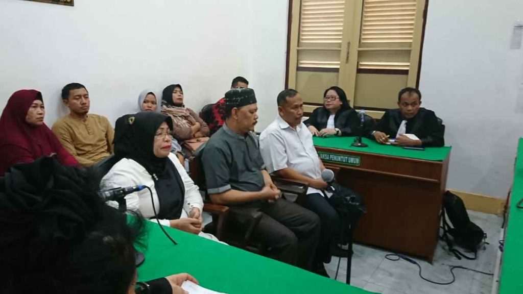 DIHUKUM: Tiga pengurus K3S, terdakwa pungli dana BOS menjalani sidang putusan, di PN Medan,  Selasa (21/1).