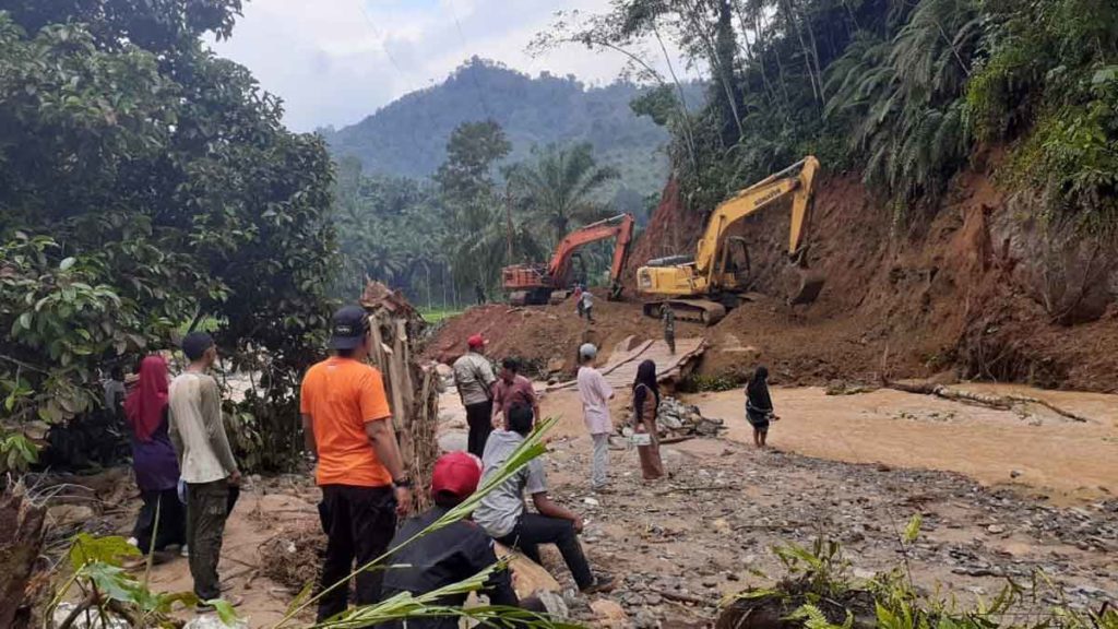 AKSES: Tim gabungan TNI, Polri, dan BPBD membuka akses jalan paskabanjir bandang di Labura, Kamis (2/1). 