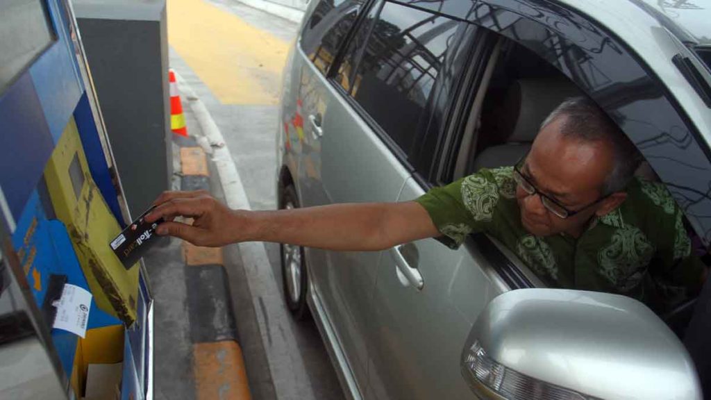 JALAN TOL: Seorang pengemudi mobil saat memasuki jalan Tol Balmerah. PT Jasa Marga tengah menyesuaikan kenaikan tarif baru pada tol Belawan-Medan- Tanjungmorawa (Belmera). 