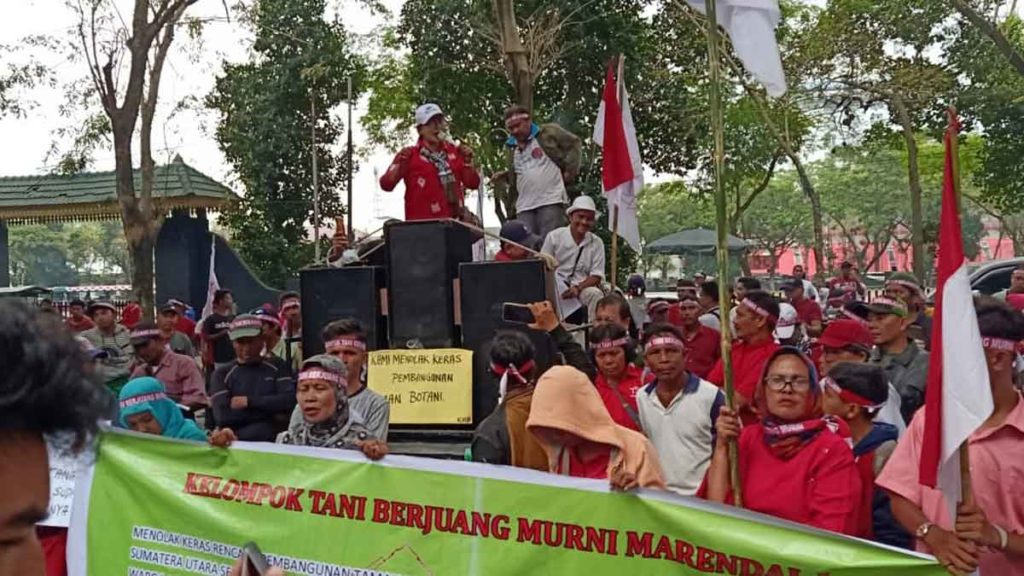 AKSI: Seratusan warga Desa Marendal I Kecamatan Patumbak, Deliserdang, menggelar aksi unjukrasa  di depan gedung DPRD Sumut, Jalan Imam Bonjol Medan, Senin (20/1).
 Massa kembali menyuarakan penolakan penggusuran atas rencana Pemprovsu membangun taman botani di daerah itu. PRAN HASIBUAN/SUMUT POS
 Jl. Pangeran Diponegoro Medan, Jumat (17/1) malam. IST