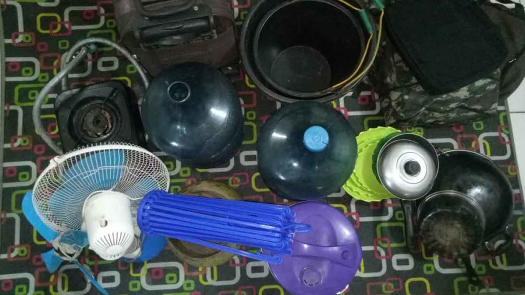 DIAMANKAN: Pelaku saat diamankan di Polsek Pancurbatu, Sabtu (11/1). Foto atas, barang-barang milik korban yang diambil paksa oleh pelaku.