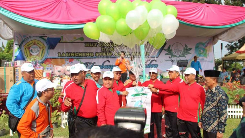 LEPAS BALON: Asisten III Pemprovsu Fitriyus, Ketua Umum PAB, Drs Ahmad Nasution MPd, anggota DPD RI M Nuh, Badan Kehormatan DPRD Sumut Wagirin Arman dan lainnya melepas balon pada HUT ke-64 PAB.