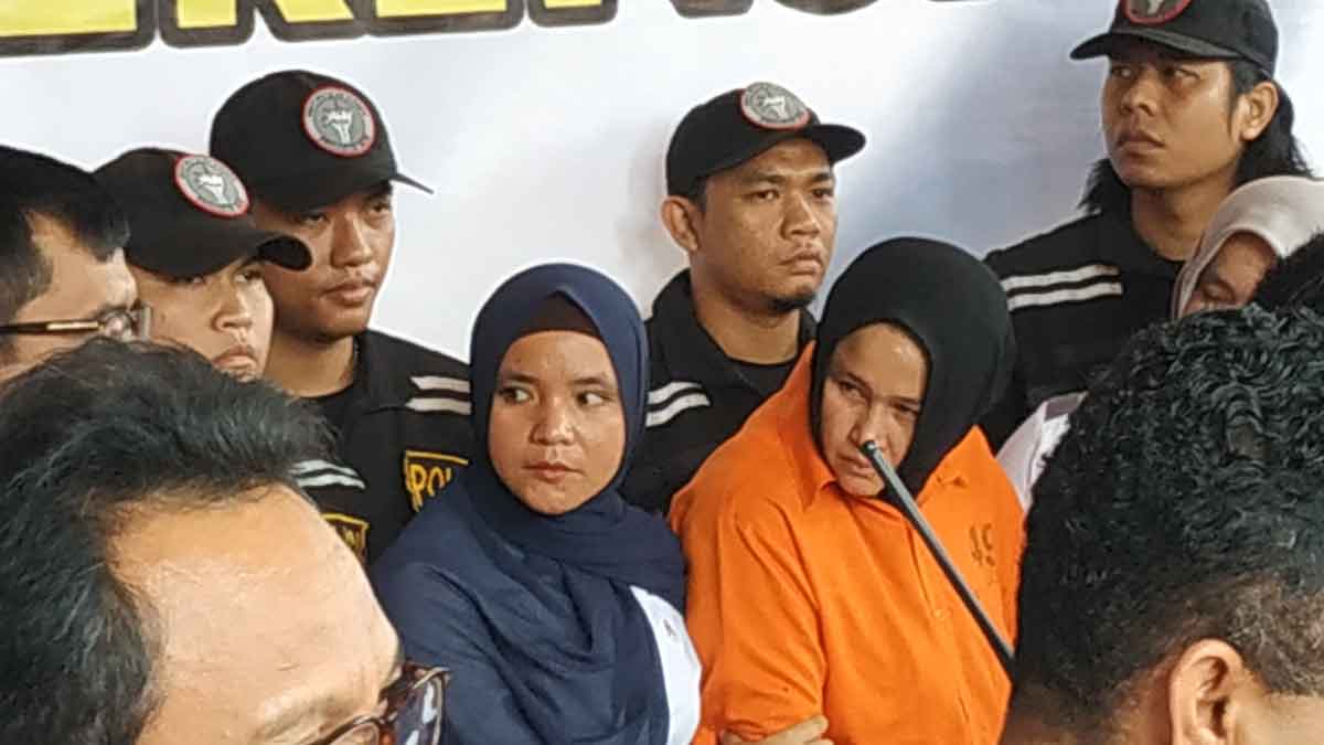 TAK PELAKU: Zuraida Hanum, merupakan otak pelaku pembunuhan terhadap suaminya sendiri, Hakim PN Medan, Jamaluddin, saat dikawal aparat polisi. M idris/sumut pos