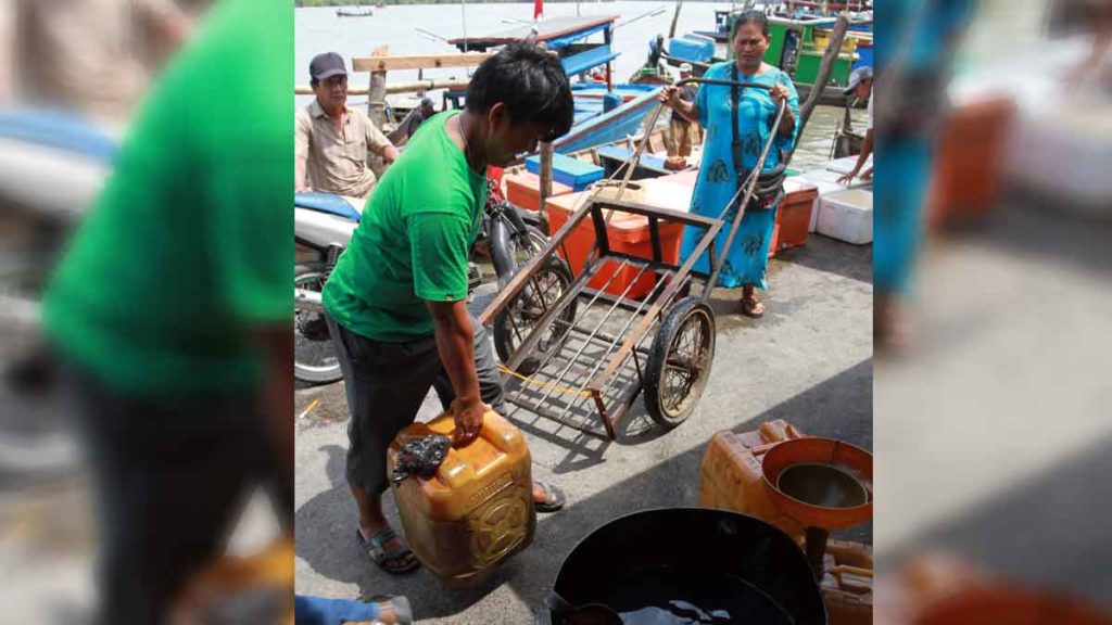 SOLAR: Sejumlah nelayan membawa BBM solar di tempat pelelangan ikan Bagan Deli Medan Belawan, beberapa waktu lalu. Solar saat ini sulit didapat nelayan kecil Belawan.
TRIADI WIBOWO/SUMUT POS