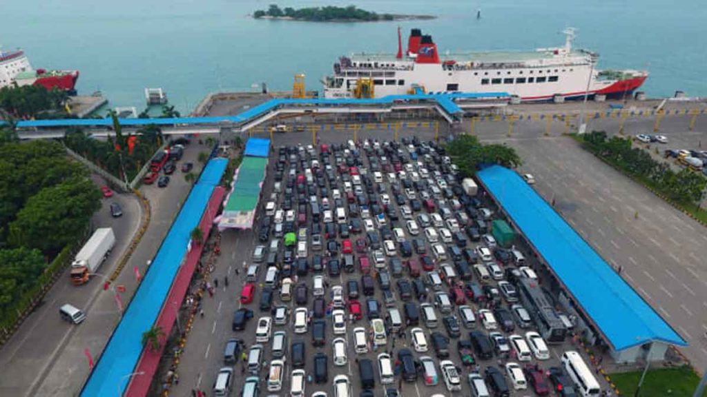 ANTRE: Puluhan mobil mengantre untuk memasuki kapal Roro  di Dermaga 3 Pelabuhan Bakauheni Lampung Selatan, Lampung, beberapa waktu yang lalu.