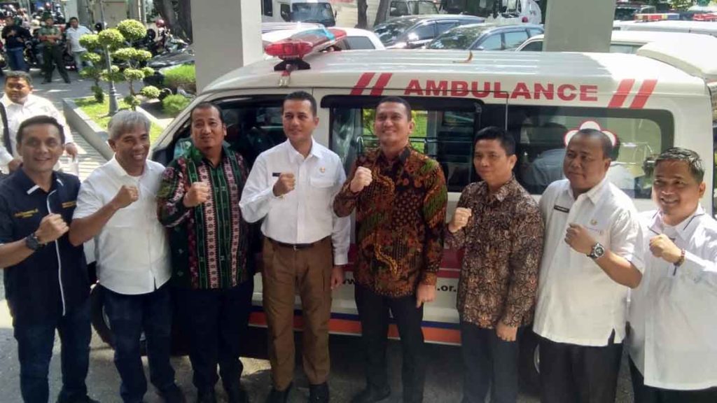 AMBULANS:
Direktur Operasional & Bisnis Titel PT Askrindo, Anton Fadjar Alogo Siregar,  bersama Wagubsu Musa Rajekshah dan Ketua Harian PMI Medan, John Ismadi Lubis, di sela-sela penyerahan ambulans.
