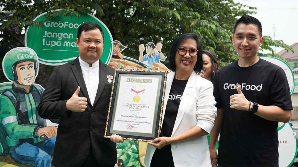 BERSAMA: Osmar Semesta Susilo selaku Wakil Direktur Museum Rekor-Dunia Indonesia (MURI), Neneng Goenadi selaku Managing Director of Grab Indonesia, Hadi Surya Koe selaku Head of Marketing GrabFood Indonesia berfoto bersama di Jakarta, belum lama ini.
ist