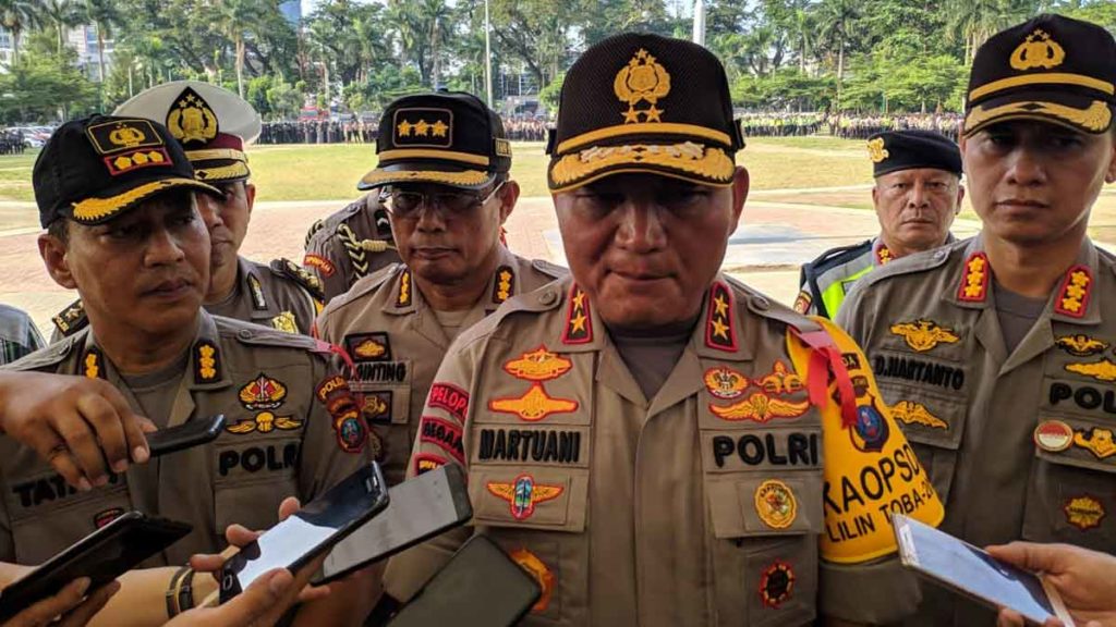 SAMPAIKAN: Kapolda Sumut Irjen Pol Martuani Sormin menyatakan, setiap personel yang melanggar disiplin dan kode etik dikenakan sanksi sosial.  