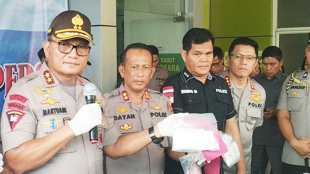 NARKOBA BARU: Kapolda Sumut Irjen Pol Martuani Sormin didampingi Kapolres Pelabuhan Belawan AKBP Dayan menunjukkan narkoba jenis baru, dalam pemaparan kasus di RS Bhayangkara Medan, Kamis (9/1).
idris /sumutpos