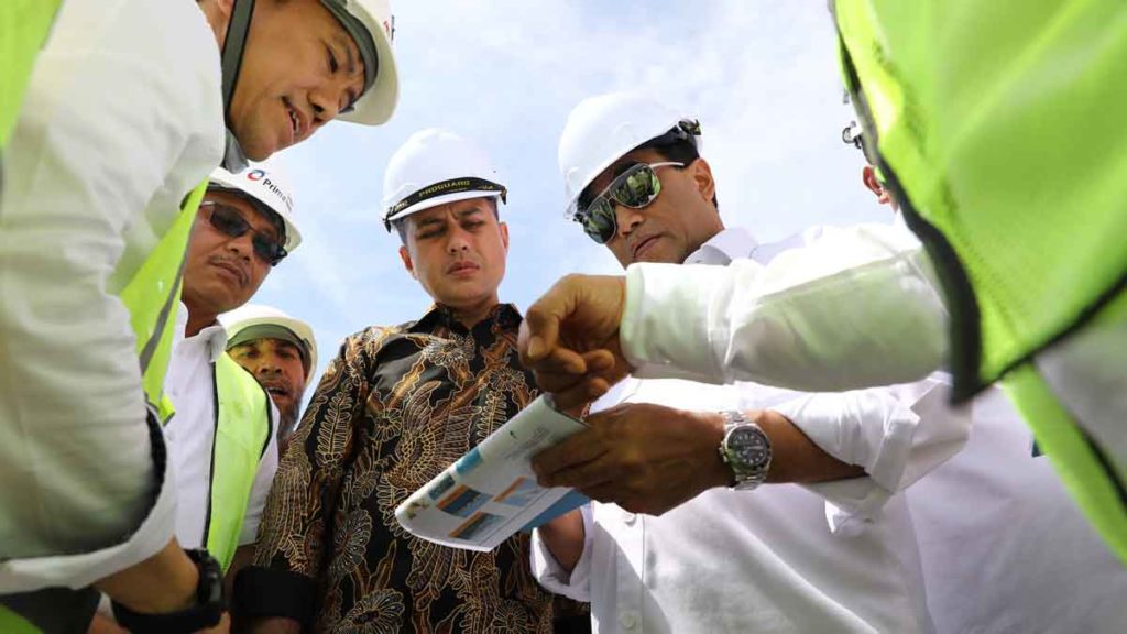 KUNKER: Menteri Perhubungan Budi Karya Sumadi didampingi Wagubsu Musa Rajekshah dan Plt Wali Kota Medan Akhyar Nasution saat melakukan kunjungan kerja (Kunker) ke Terminal Peti Kemas Belawan Fase 2, Sabtu (4/1).