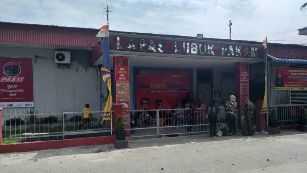 LAPAS: Suasana sepi terlihat di depan gerbang Lapas Kelas II B Lubukpakampasca terkabarnya isu di media sosial, Arifin alias Aphin Lehu (45) warga binaan disebut-sebut bebas keluar masuk tanpa izin.