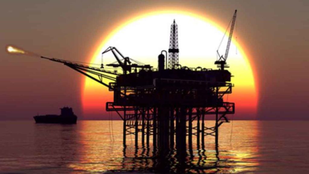 LEPAS: Pengeboran minyak di lepas pantai Indonesia.