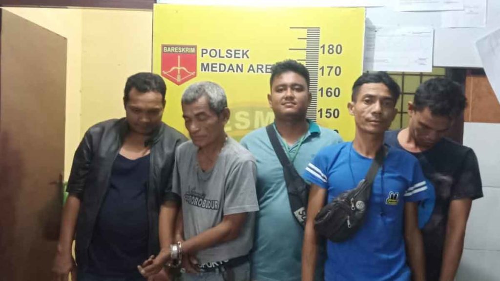 DIAMANKAN: Petugas kepolisian mengamankan 5 pemakai sabu-sabu bersama barang bukti, saat melakukan penggerebekan di Jalan Denai, Gang Jati, akhir pekan lalu.
