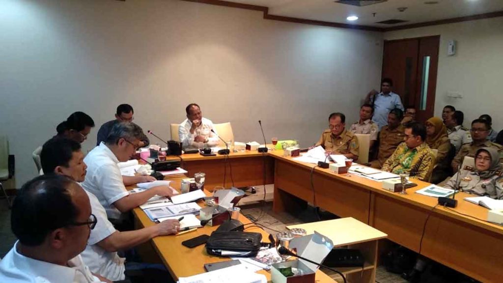 RAPAT: Suasana RDP Komisi B DPRD Sumut membahas penanggulangan kematian babi yang diduga wabah ASF, di DPRD Sumut, Selasa (7/1). 
PRAN HASIBUAN/SUMUT POS