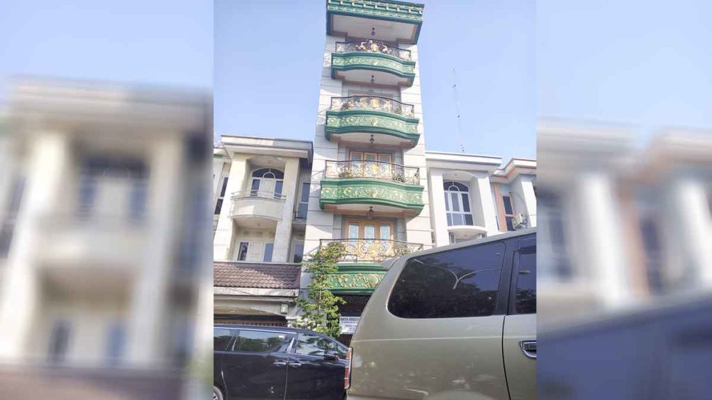 GELEDAH: Rumah toko (ruko) mewah berlantai 5 di Jalan Boulevard Cemara Blok A1 Nomor 36 Kompleks Cemara Asri digeledah. 