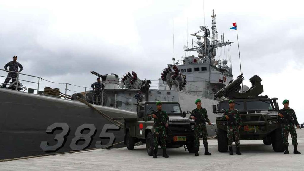 SIAGATEMPUR: 
KRI Teuku Umar-385 melakukan peran muka belakang usai mengikuti upacara Operasi Siaga Tempur Laut Natuna 2020 di Pelabuhan Pangkalan TNI AL Ranai, Natuna, Kepulauan Riau. 