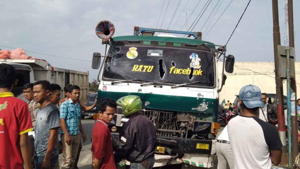 TABRAK: Sepeda motor korban ringsek setelah ditabrak truk di Jalinsum Tebingtinggi- Kisaran.