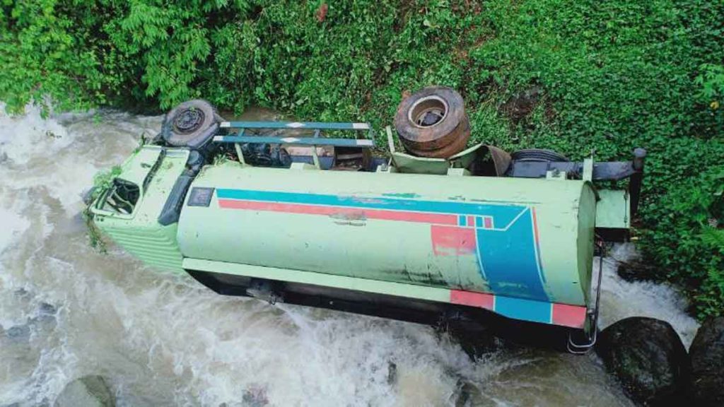 TERGULING: Truk pengangkut CPO terguling saat terjatuh ke Sungai Batang Natal yang menyebabkan sopirnya tewas, Rabu (29/1). 