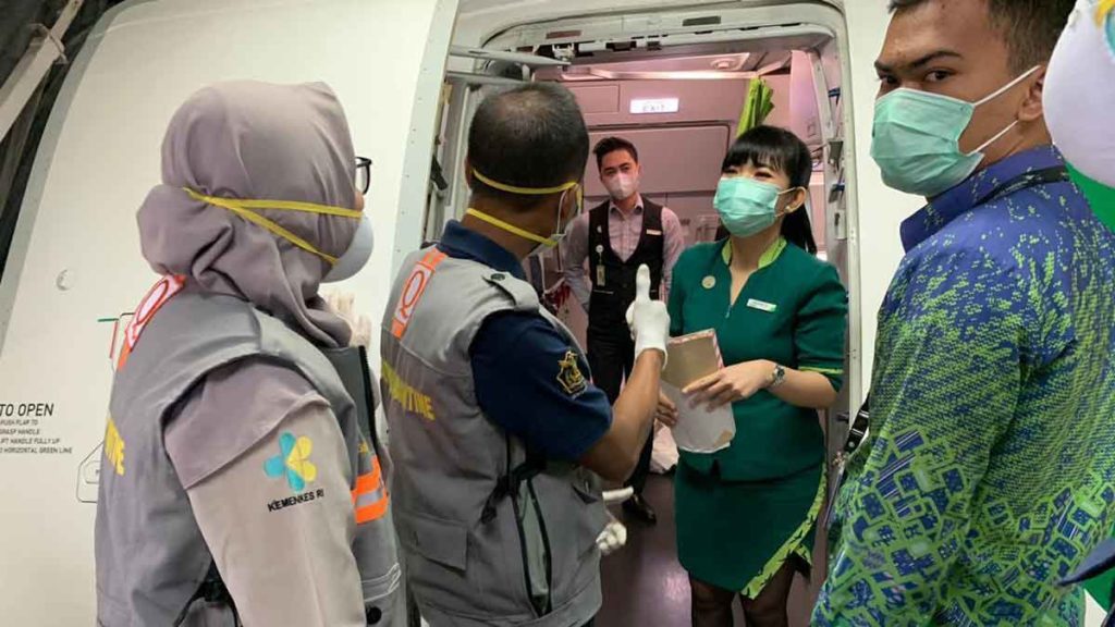 PERIKSA: Petugas Kementerian Kesehatan memeriksa penumpang pesawat di Bandara Internasional Adi Soemarmo Solo untuk mengantisipasi masuknya virus corona ke Indonesia, Kamis (23/1). 