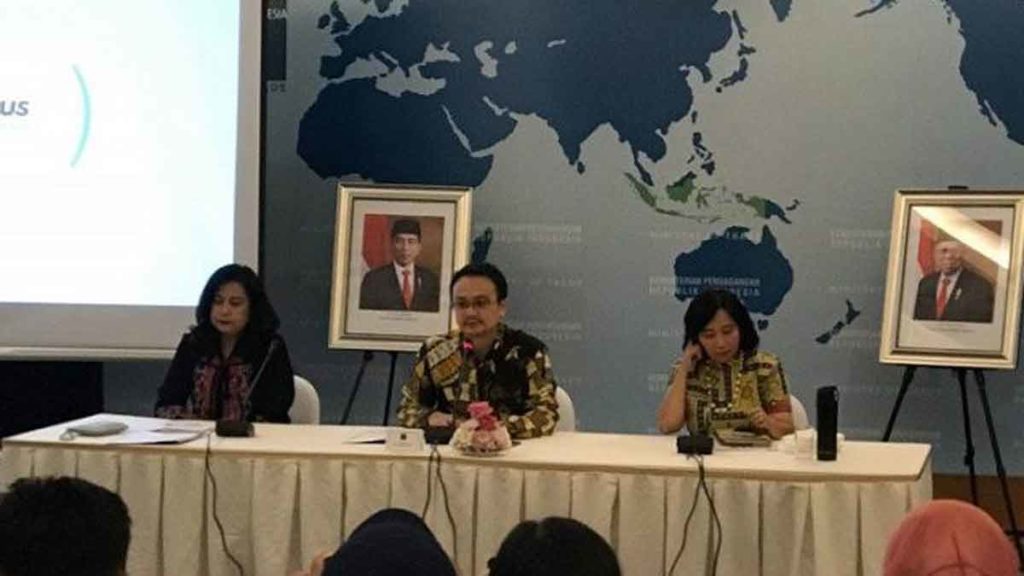 KONFERENSI: Wakil Menteri Perdagangan (Wamendag), Jerry Sambuaga (tengah)saat konferensi pers terkait hadapi Uni Eropa di WTO  di Jakarta, Selasa (7/1).