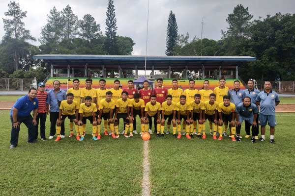 BERSAMA: Skuad PSDS diabadikan bersama Manajer Iwan Salewa dan Pelatih Syahrial Efendi, serta official lainnya, usai menang WO atas Tim Sulteng, Samudra Pantoloan, di Malang, Jawa Timur, Kamis (13/2).