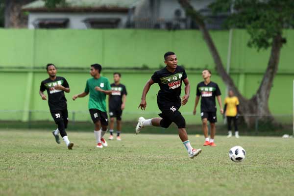 LATIHAN: Para pemain PSMS Medan saat menjalani sesi latihan di Stadion Mini Kebun Bunga Medan, Kamis (13/2).
