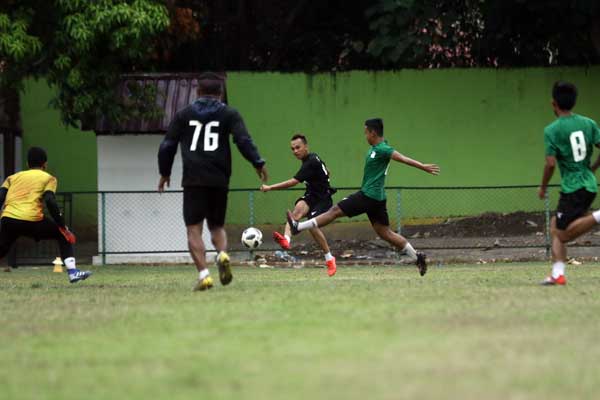 LATIHAN: Para penggawa PSMS Medan saat melakoni sesi latihan di Stadion Mini Kebun Bunga Medan, baru-baru ini.