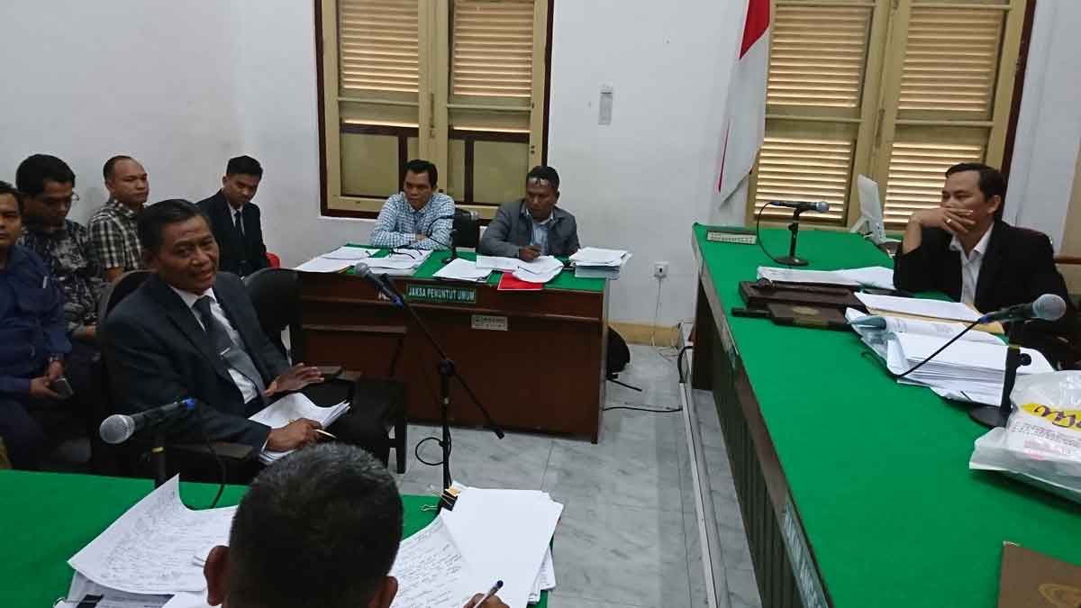 KETERANGAN: Saksi ahli, Prof Dr Mudzakir SH MH memberikan keterangan dalam kasus dugaan korupsi DBH PBB Labusel di PN Medan, Senin (3/2).