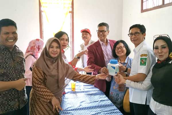 SERAHKAN: Ketua Tim Peneliti FK UISU DR dr Umar Zein bersama Subdit Zoonosis Kemenkes RI dr Sorta Sianturi dan Kasi P2P Dinkes Sumut dr Yulia Maryani saat menyerahkan secara simbolis obat praziquantel kepada Kepala Puskesmas Negeri Dolok dr Bima Barus.